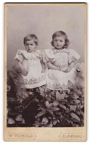 Fotografie W. Huhold, Ilmenau, zwei reizende kleine Schwestern in Spitzenkleidchen