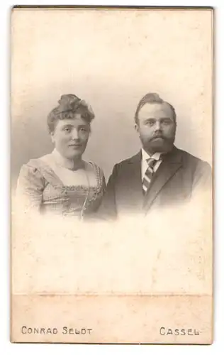 Fotografie Conrad Seldt, Cassel, Untere Karlstrasse 1, Portrait eines festlich gekleideten Ehepaars