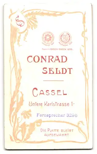 Fotografie Conrad Seldt, Cassel, Untere Karlstrasse 1, Portrait eines festlich gekleideten Ehepaars