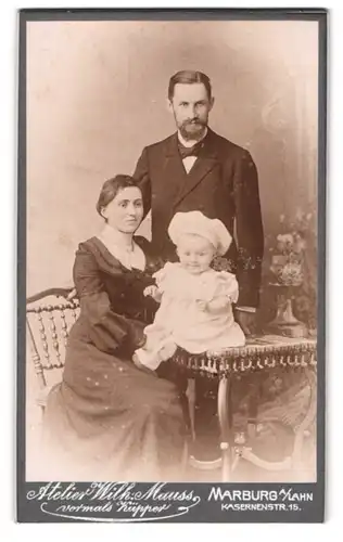 Fotografie Wilh. Mauss, Marburg, Kaserenenstrasse 15, elegantes Ehepaar mit niedlichem Kleinkind