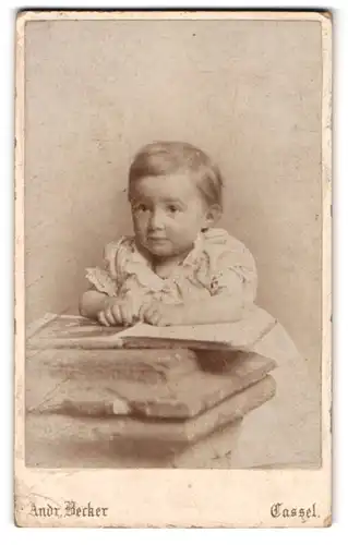 Fotografie Andr. Becker, Cassel, Moltke Strasse 3, entzückendes kleines Mädchen mit Buch