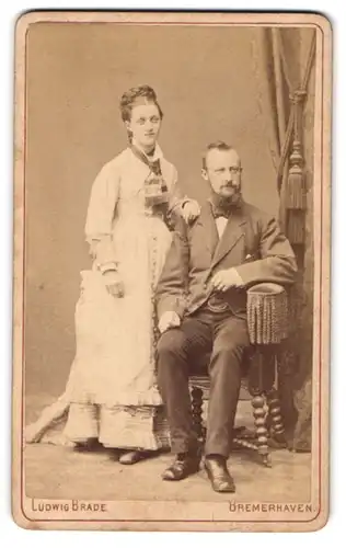 Fotografie Ludwig Brade, Bremerhaven, Fährstrasse 5, festlich gekleidetes Ehepaar