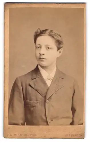 Fotografie L.W. Kurtz, Wiesbaden, Porträt eines jungen Mannes mit gelackter Frisur