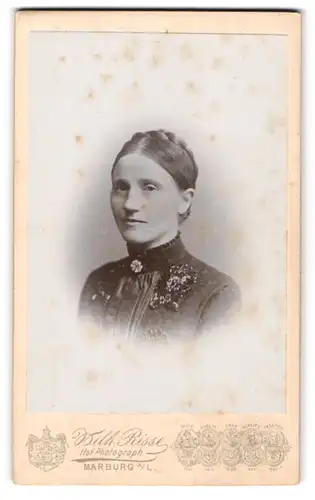 Fotografie Wilh. Risse, Marburg, Porträt einer hübschen Dame mit Hochsteckfrisur