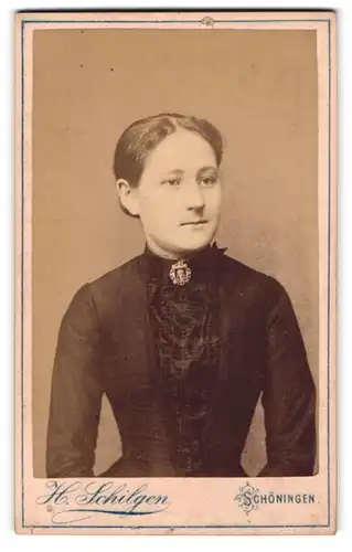 Fotografie H. Schilgen, Schöningen, Porträt einer bürgerlichen Dame mit Kragenbrosche
