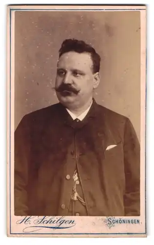 Fotografie H. Schilgen, Schöningen, bürgerlicher Herr im Anzug mit Uhrenkette
