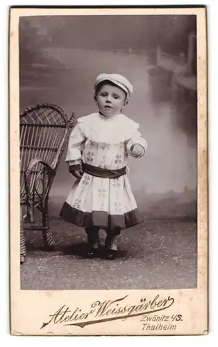 Fotografie Weissgärber, Zwönitz, kleines Mädchen im süssen Kleid mit Mütze