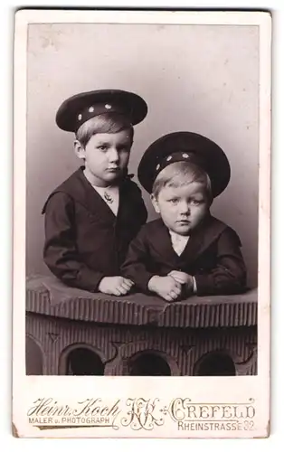 Fotografie Heinz Koch, Crefeld, Rheinstrasse 32, zwei kleine Brüder in Matrosenanzügen mit Matrosenmützen