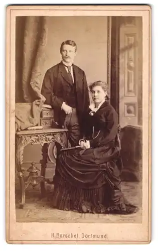 Fotografie Hermann Borschel, Dortmund, bürgerliches Ehepaar in schwarzer festlicher Kleidung