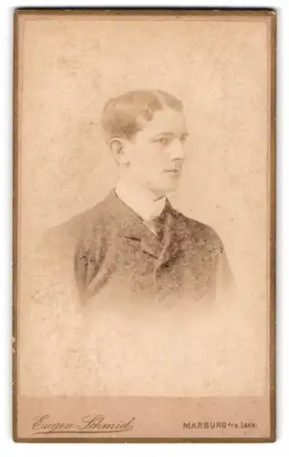 Fotografie Eugen Schmid, Marburg a. d. Lahn, Porträt eines jungen Mannes mit gelacktem Haar