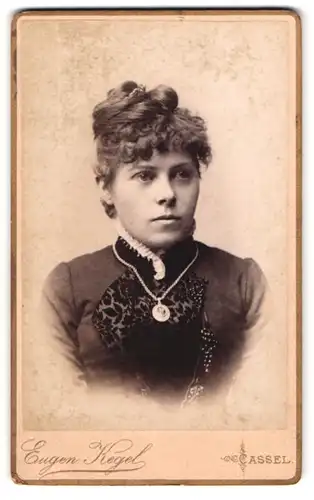 Fotografie Eugen Kegel, Cassel, Gr. Rosenstrasse 5, hübsche junge Dame mit Hochsteckfrisur und Halskette