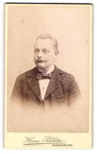 Fotografie Hermann Schlüter, Magdeburg, Ecke Breite Weg und Alte Ullrichstrasse, Porträt eines bürgerlichen Mannes