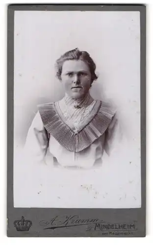 Fotografie A. Krumm, Mindelheim, am Rossmarkt, Porträt einer jungen Dame mit grossem Kragen am Kleid