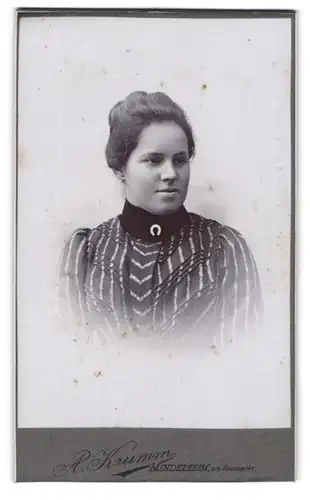 Fotografie A. Krumm, Mindelheim, am Rossmarkt, hübsche Dame mit hochgeschlossenem Kleid und Kragenbrosche