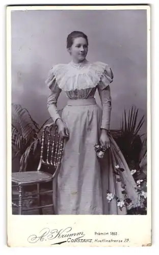 Fotografie A. Krumm, Constanz, Huetlinstrasse 29, hübsche junge Frau in feinem Kleid mit Spitzenkragen