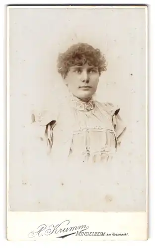 Fotografie A. Krumm, Mindelheim, am Rossmarkt, junge Dame mit lockigem Haar