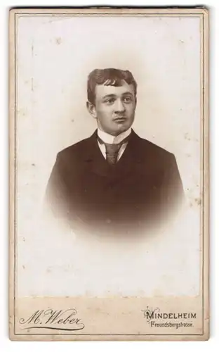 Fotografie M. Weber, Mindelheim, Freundsbergstrasse, eleganter junger Mann mit Ponyfrisur