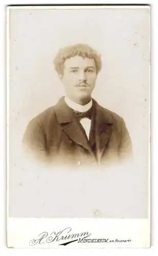 Fotografie A. Krumm, Mindelheim, am Rossmarkt, junger Mann mit Bart im Mantel