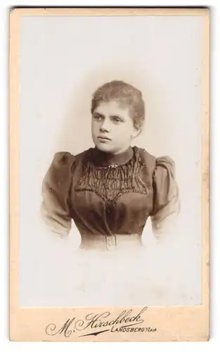 Fotografie M. Hirschbeck, Landsberg /Lech, Brüdergasse 216, Porträt einer jungen Dame im Rüschenkleid mit Puffärmeln