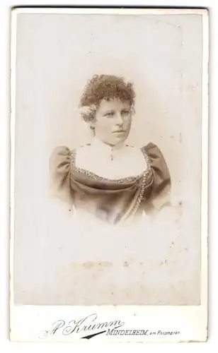 Fotografie A. Krumm, Mindelheim, am Rossmarkt, bürgerliche Dame mit lockigem Haar und feinem Kleid