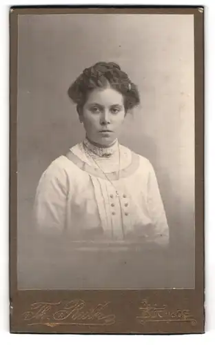 Fotografie Th. Ruth, Buchloe, Porträt einer jungen Frau im weissen Kleid und Halskette