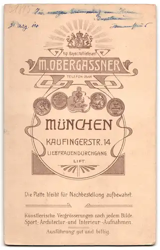 Fotografie Atelier Obergassner, München, Kaufingerstrasse 14, junger Mann im Anzug mit Strohhut