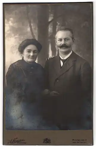 Fotografie A. Grimm, Mindelheim, bürgerliches Ehepaar mit dunkler Kleidung
