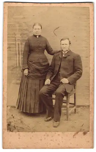Fotografie H. Brandes, Linden, Ricklingerstrasse 19, festlich gekleidetes Ehepaar