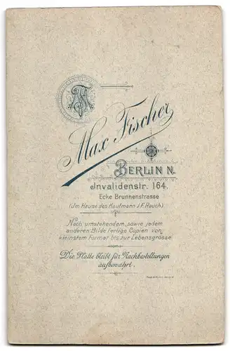 Fotografie Max Fischer, Berlin, Invalidenstrasse 164, Ehepaar mit Festtagskleidung