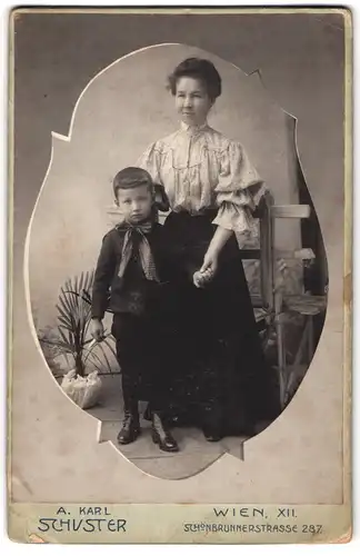 Fotografie A. Karl Schuster, Wien, Schönbrunerstrasse 287, liebevolle Mutter mit kleinem Sohn