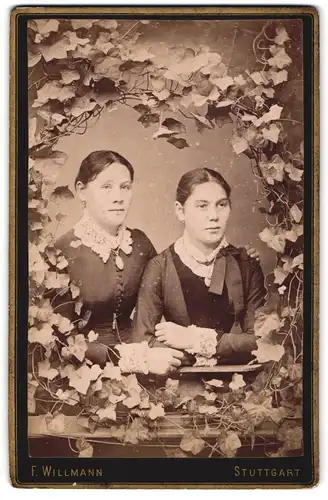 Fotografie F. Willmann, Stuttgart, Marien-Strasse 30, zwei Schwestern in festlicher Kleidung