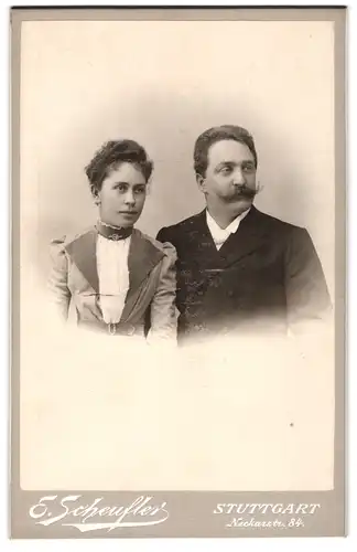 Fotografie E. Scheufler, Stuttgart, Neckarstrasse 84, bürgerliches Ehepaar in Sonntagskleidung