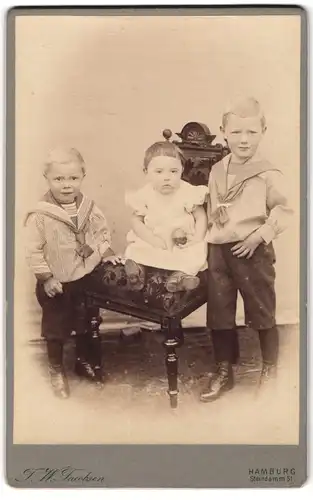 Fotografie J.W. Jacobsen, Hamburg, Steindamm 51, drei Geschwister in weissem Kleidchen und Matrosenanzügen