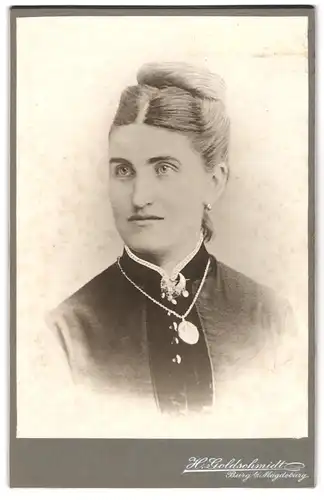 Fotografie H. Goldschmidt, Magdeburg, Schartauer Strasse 9, junge Frau mit Halskette