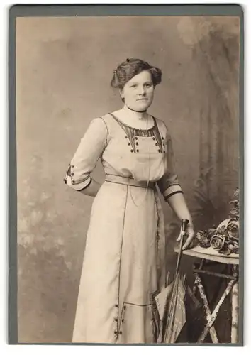 Fotografie Elisabeth, Wien, Villerchenfelderstrasse 128, junge Dame mit Sonnenschirm