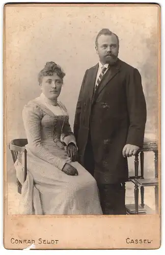Fotografie Conrad Seldt, Cassel, Untere Karlstrasse 1, bürgerliches Ehepaar in feinem Zwirn