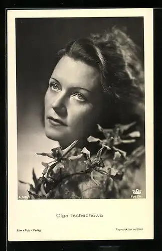 AK Schauspielerin Olga Tschechowa mit Blüten