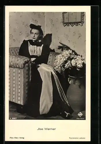 AK Schauspielerin Ilse Werner im Sessel sitzend