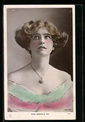 AK Schauspielerin Gabrielle Ray nach oben blickend