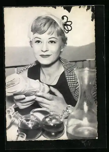 AK Schauspielerin Giuletta Masina mit Hut und Tasche