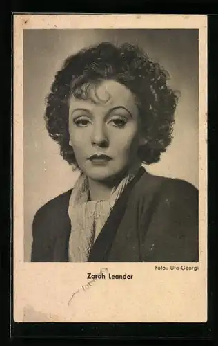 AK Schauspielerin Zarah Leander mit ernstem Blick