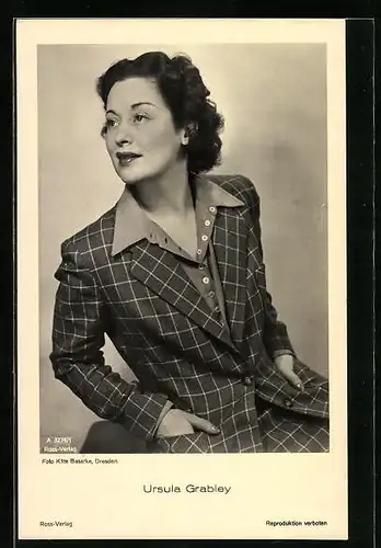 AK Schauspielerin Ursula Grabley mit Händen in den Jackentaschen