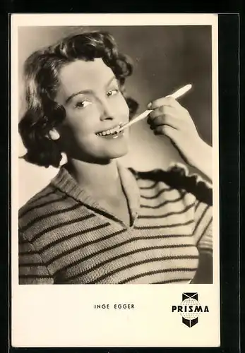 AK Schauspielerin Inge Egger mit Zigarettenspitze