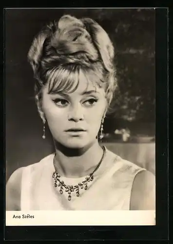AK Schauspielerin Ana Szeles mit Hochsteckfrisur