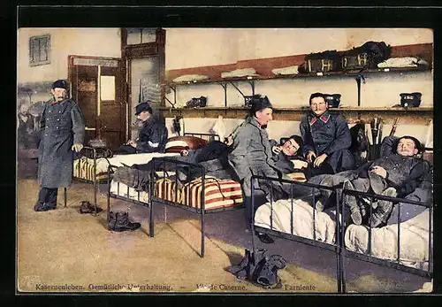 AK Schweizer Soldaten bei einer Unterhaltung in der Kaserne