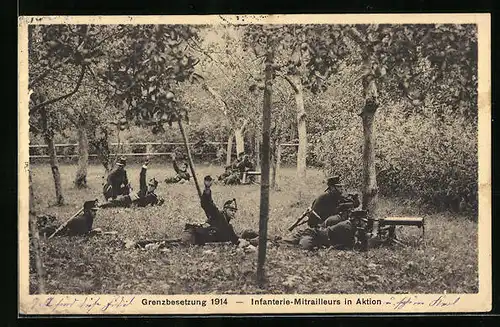 AK Infanterie-Mitrailleurs in Aktion, Schweizer Soldaten mit Maschinengewehr, Grenzbesetzung 1914