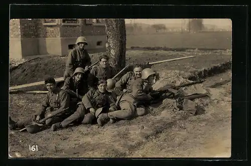 AK Schweizer Soldaten in Uniform mit Gewehren