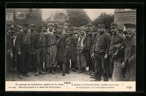 AK Compiègne, A group of sharpshooters, spahis and train of equipages at the station, 1914