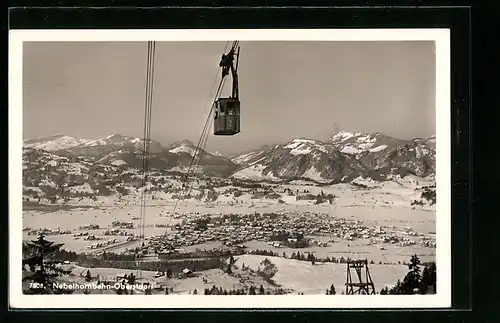 AK Oberstdorf, Nebelhornbahn schwebt über dem verschneiten Ort