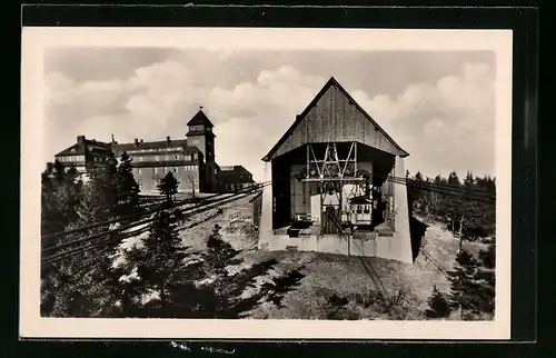 AK Oberwiesenthal /Erzgeb., Fichtelberghaus mit Schwebebahnstation